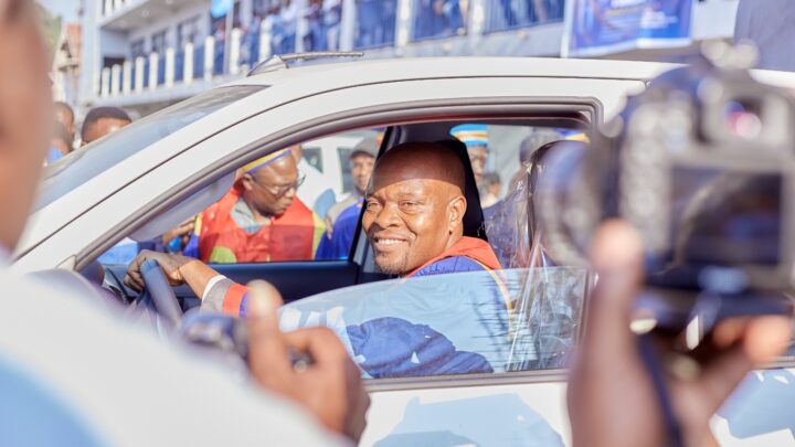 Sourire aux Lèvres, des Professeurs du Nord-Kivu récceptionnent leurs Jeeps 4×4 des mains du ministre Muhindo Nzangi. Une promesse tenue de Félix Tshisekedi