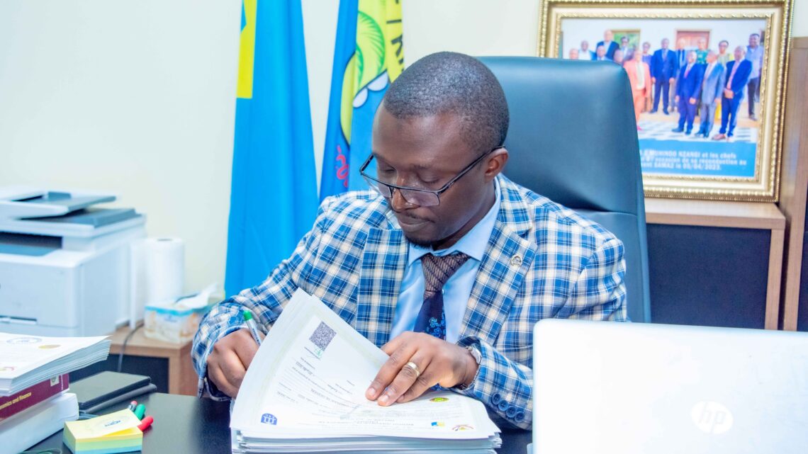 Véritable homme pragmatique, le Professeur Edson Niyosaba réceptionne le premier lot sur sa commande de plus de 10.000 arriérés des diplômes de l’ISC Kinshasa