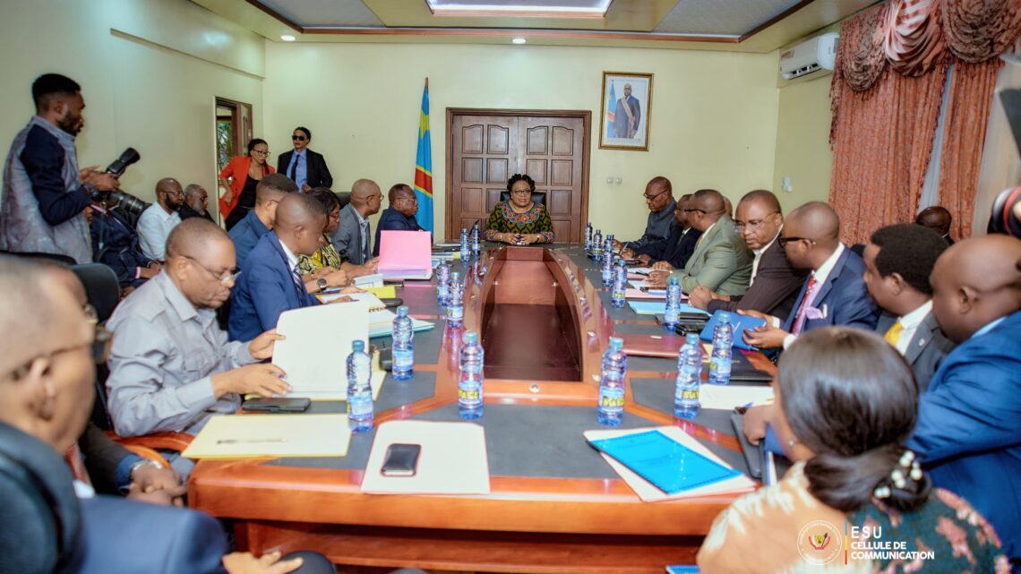 RDC – Enseignement Supérieur et Universitaire :  Son Excellence Marie-Thérèse Sombo a conféré avec  les Directeurs Chefs des services de l’administration centrale  en vue de porter haut ce secteur clé du pays RDC – Enseignement Supérieur et Universitaire :  Son Excellence Marie-Thérèse Sombo a conféré avec  les Directeurs Chefs des services de l’administration centrale  en vue de porter haut ce secteur clé du pays