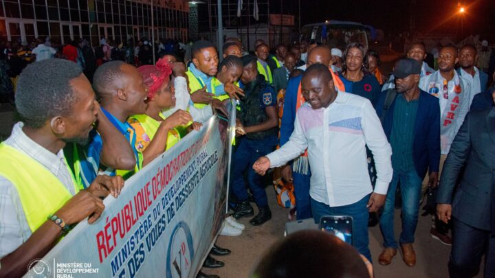RDC: Porteur d’un message d’espoir celui de relier les Kasaï Central à l’Oriental par route, Muhindo Nzangi acceuilli par un bain de foule à Kananga